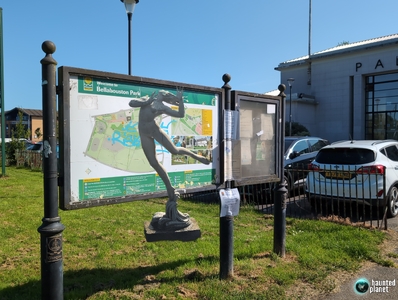Figure 3 - image from "Reunion of Stone" showing Foam, the statue narrator, in augmented reality. A (real) map of the park and the Palace of Art are shown in the background.